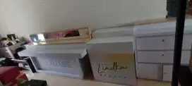 Peralatan kantor dan Meja Booth