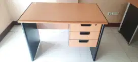 Meja Kerja dengan laci