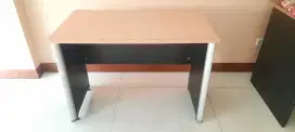 Meja kerja tanpa laci