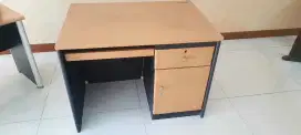 Meja kerja kantor dengan laci