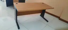 Meja kerja kantor tanpa laci