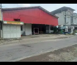 Di sewakan gudang pinggir jalan  .