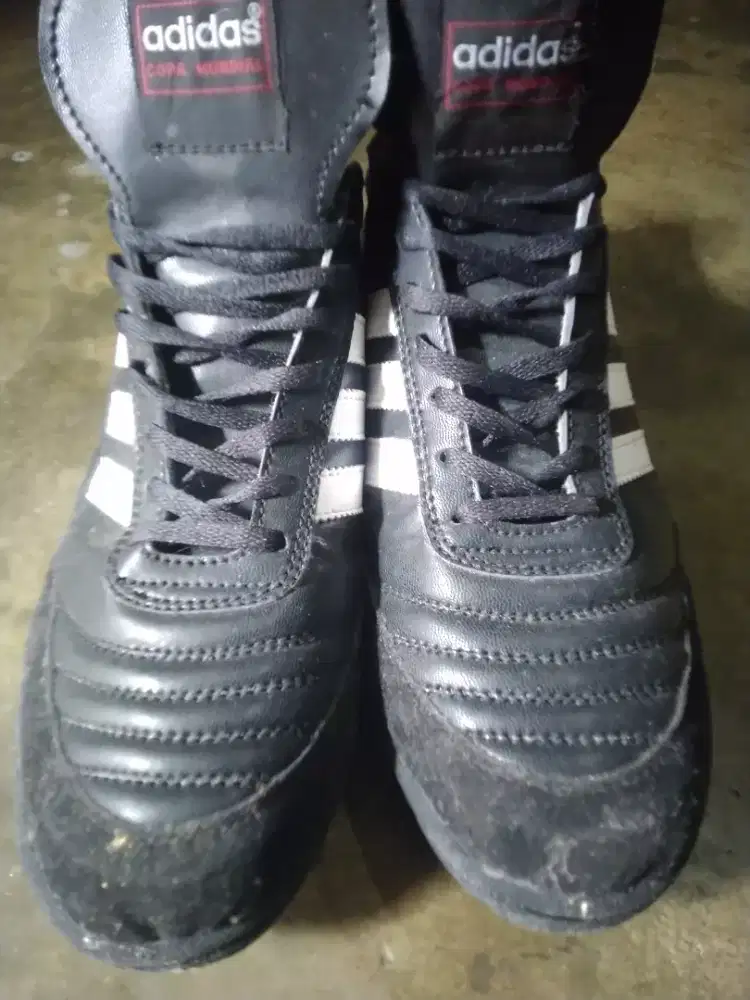 Sepatu sepak special