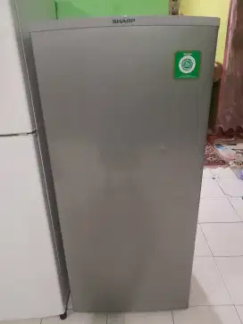 Kulkas frezer es batu 6 rak  merek sharp