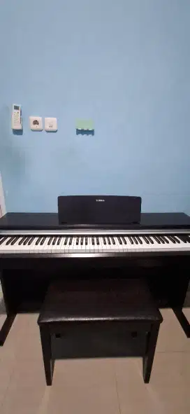 Yamaha YDP-142R Piano