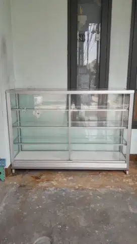 Etalase kaca rangka almunium. 1.5 m x 1m x 49cm. Masih bagus
