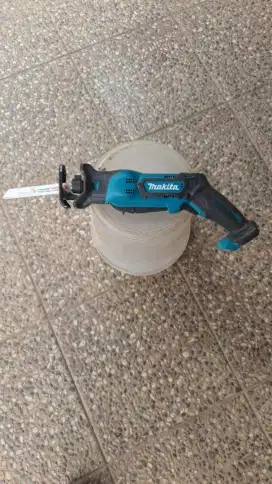 mesin gergaji batrai cordless makita DJR183Z