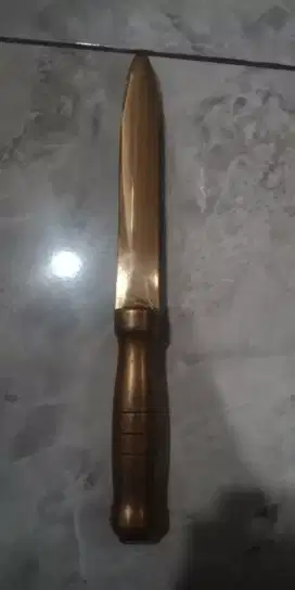 Hiasan kuningan berbentuk pisau