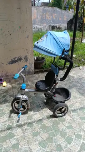 Sepeda anak biru roda tiga