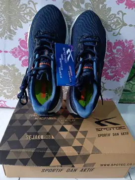 Sepatu merek spotec ukuran 41