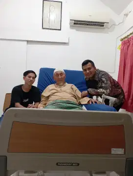 Dibutuhkan Pengasuh dan Perawat Lansia