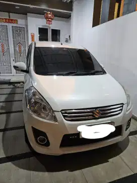 Mobil Ertiga 1.4 putih matic