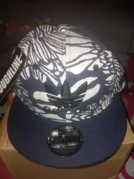 Topi motif Adidas kondisi baru