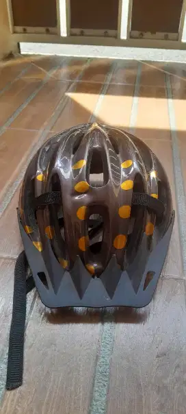 Jual helm sepeda warna emas gak bisa jauh-jauh