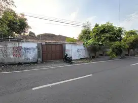 Rumah komersial pinggir jalan besar di manahan solo kota