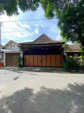 RUMAH NJERON BETENG KRATON NGAYOGYAKARTA DI LINGKUNGAN BANGSAWAN