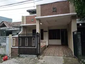 Dikontrakan Rumah 2 Lantai 3 Kamar Tidur di Resinda Karawang