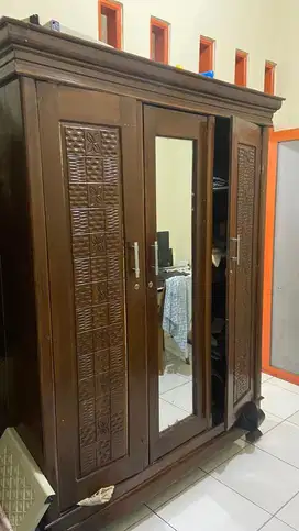 Lemari kayu jati 3 pintu (Like New)