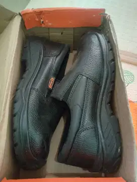 Sepatu safety shoes