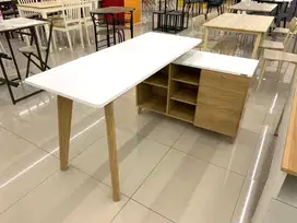 Meja kantor dengan rak penyimpanan