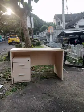 Meja kerja bahan multiplek