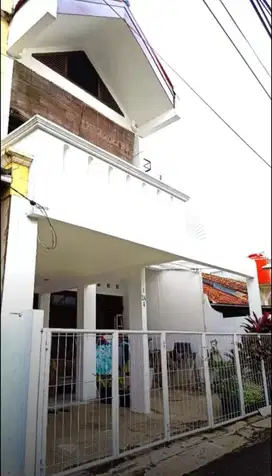 Jual Rumah tingkat 2 di lebak bulus jl taman sari jaksel