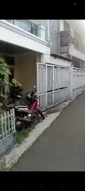 Jual Rumah Tingkat di jl pinang pondok Cina Margonda