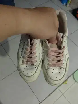 Dijual BU sepatu sneakers merk Chanel original size 36-37