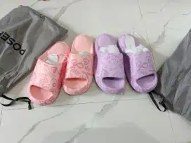 Sandal posee kondisi BARU dijamin 100% Ori