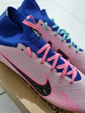 Di jual capat Spatu bola nike ukuran kaki 40.