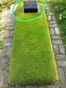 Pasang rumput+batu nisan makam