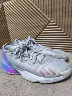 Sepatu basket Adidas D.O.N Issue 4