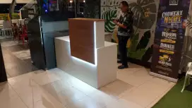Meja resepsionis kantor