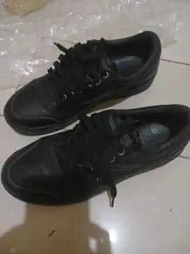 Sepatu lv kulit