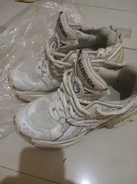 Sepatu runner balen