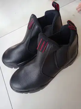 Sepatu safety (Brgenesis)