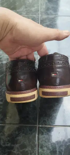 Sepatu tommy Hilfiger size 43