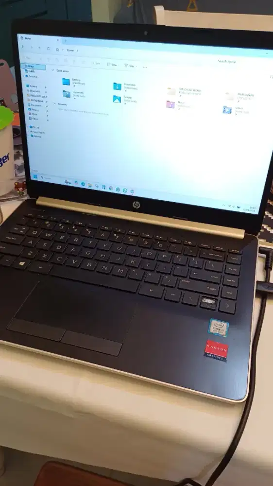 Preloved laptop HP model 14scf032tx  second silver kondisi menyala