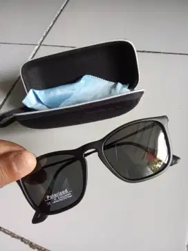 Kacamata hitam polarized