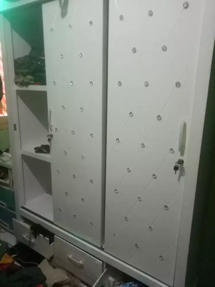 Lemari pakaian 3 pintu