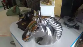 Patung kepala kuda berlapis chrome