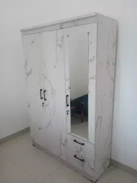 Dijual lemari pakaian 3 pintu Kondisi masih bagus, tidak ada kendala