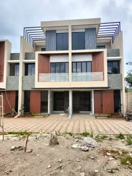 Rumah 3 Lantai Jakbar 4 menit Toll Jorr Gate Meruya