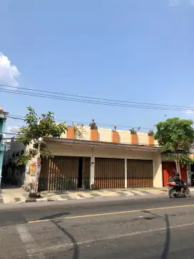 Dijual rumah beserta toko di pusat kota Bojonegoro