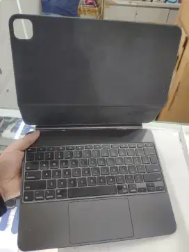 Magic keyboard ipad pro m4 13 inch 
Mulus pemakaian 
Lengkap box