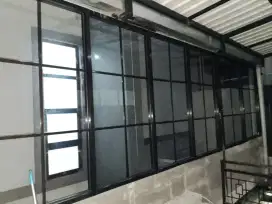 Tukang partisi kaca
