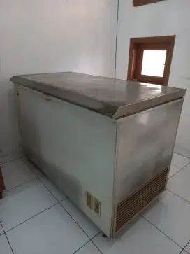 Freezer box bekas merk Derby. buatan Senmark