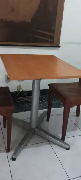 Meja resto . meja cafe. kayu kaki besi. merk indovicker. bahan bagus
