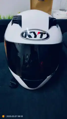 Helm KYT size XL
