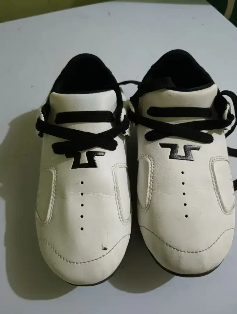 Sepatu Dan dobok teakwondo layak pakai
